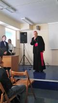 Arcybiskup Stanisław Gądecki przemawia ze sceny.